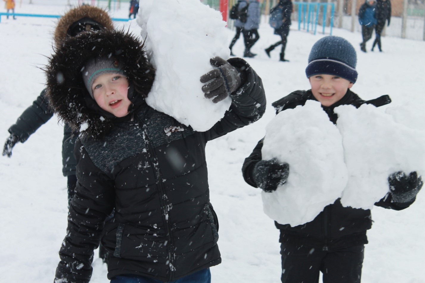 Играть в снежки кататься. Игра в снежки. Мальчишки играют в снежки. Трое играют в снежки. Игра в снежки фото.